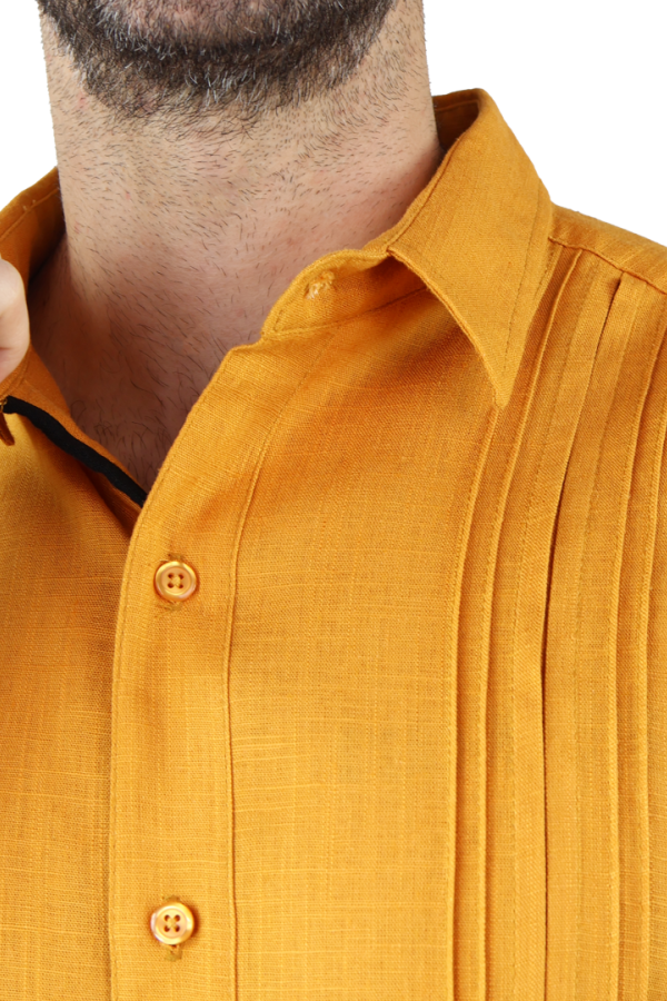 Guayamisa Estilo Clásico Manga Corta Color Mostaza Con Alforza Para Hombre